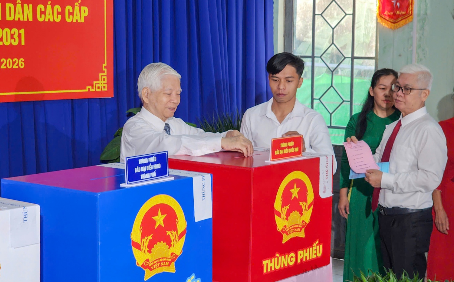 [Chùm ảnh] Hơn 9,6 triệu cử tri TP HCM đồng loạt đi bầu cử