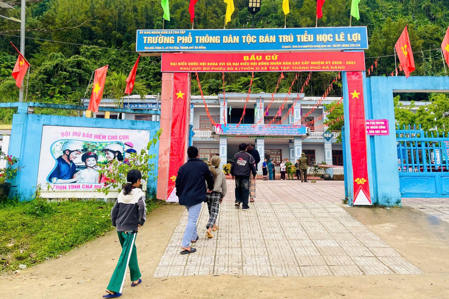 Hơn 3,5 triệu cử tri miền Trung hân hoan đi bầu cử, hòa cùng “Ngày hội non sông” Hơn 3,5 triệu cử tri miền Trung hân hoan đi bầu cử, hòa cùng “Ngày hội non sông”