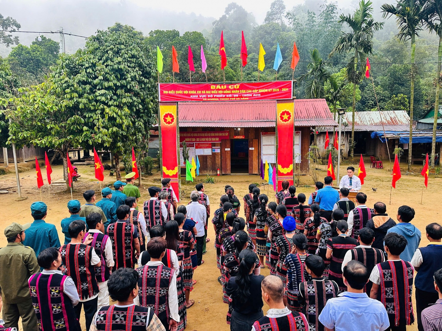 Hơn 3,5 triệu cử tri miền Trung hân hoan đi bầu cử, hòa cùng “Ngày hội non sông” Hơn 3,5 triệu cử tri miền Trung hân hoan đi bầu cử, hòa cùng “Ngày hội non sông”