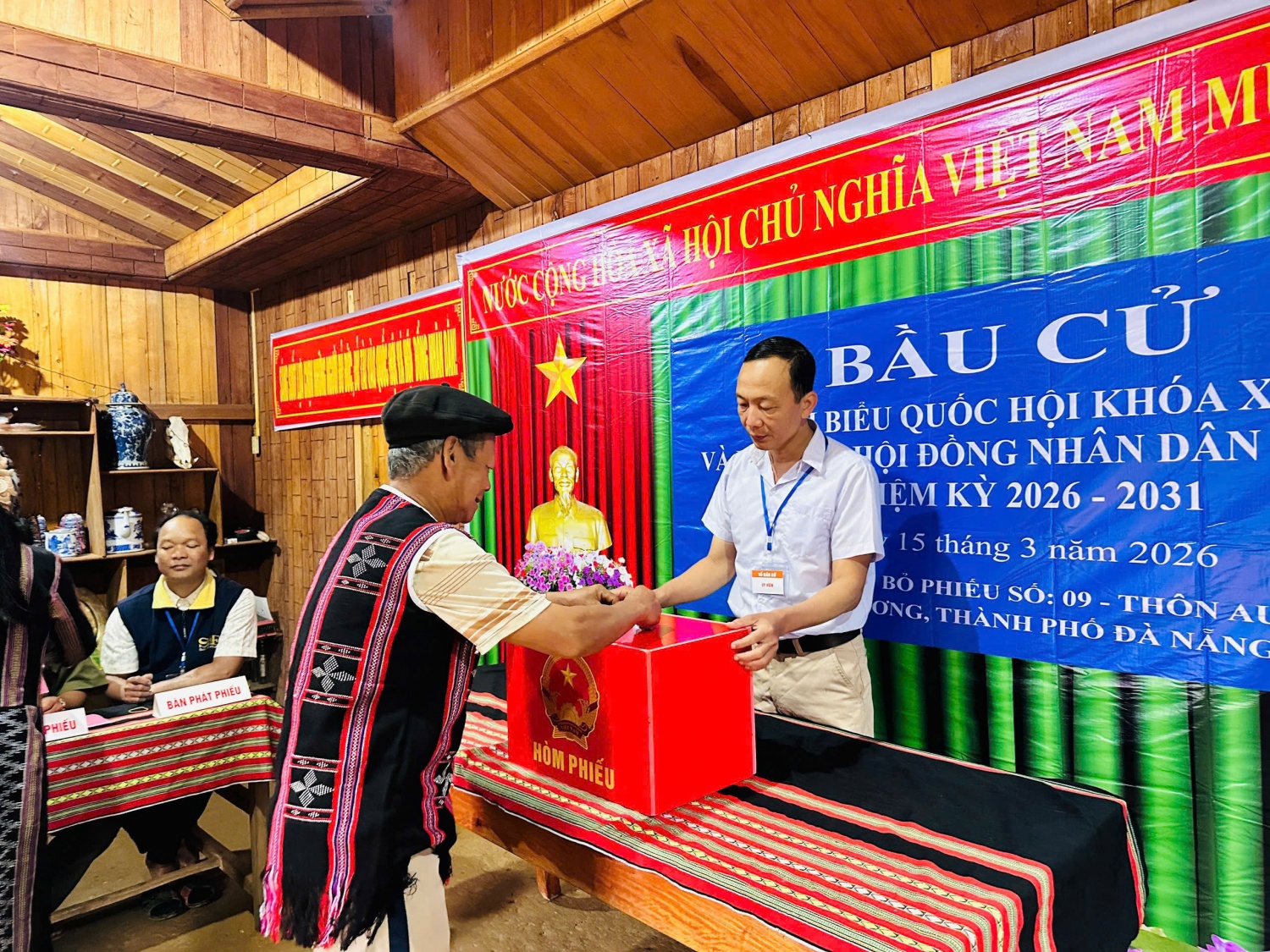 Hơn 3,5 triệu cử tri miền Trung hân hoan đi bầu cử, hòa cùng “Ngày hội non sông” Hơn 3,5 triệu cử tri miền Trung hân hoan đi bầu cử, hòa cùng “Ngày hội non sông”