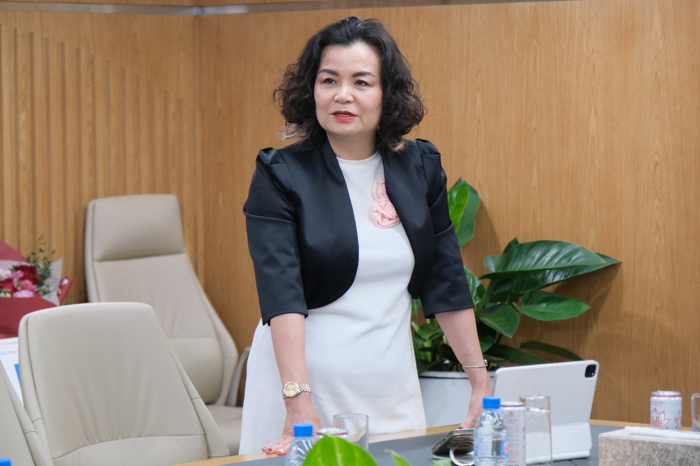 Bà Lê Thị Thu Hương – Phó Tổng Giám đốc Tổng công ty phát biểu nhận nhiệm vụ.