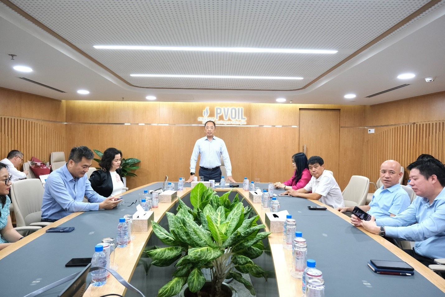 Lễ công bố và trao Quyết định bổ nhiệm Chủ tịch HĐTV PVOIL Lào và PVOIL Lào Trading có sự tham gia đông đủ của Ban lãnh đạo Tổng công ty, lãnh đạo các Ban chuyên môn Tổng công ty.