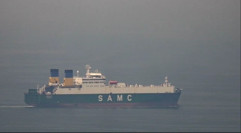 Một tàu chở hàng đang di chuyển trên Vịnh Ba Tư hướng về eo biển Hormuz thuộc Các Tiểu vương quốc Ả Rập Thống nhất, Chủ nhật, ngày 15 tháng 3 năm 2026. 