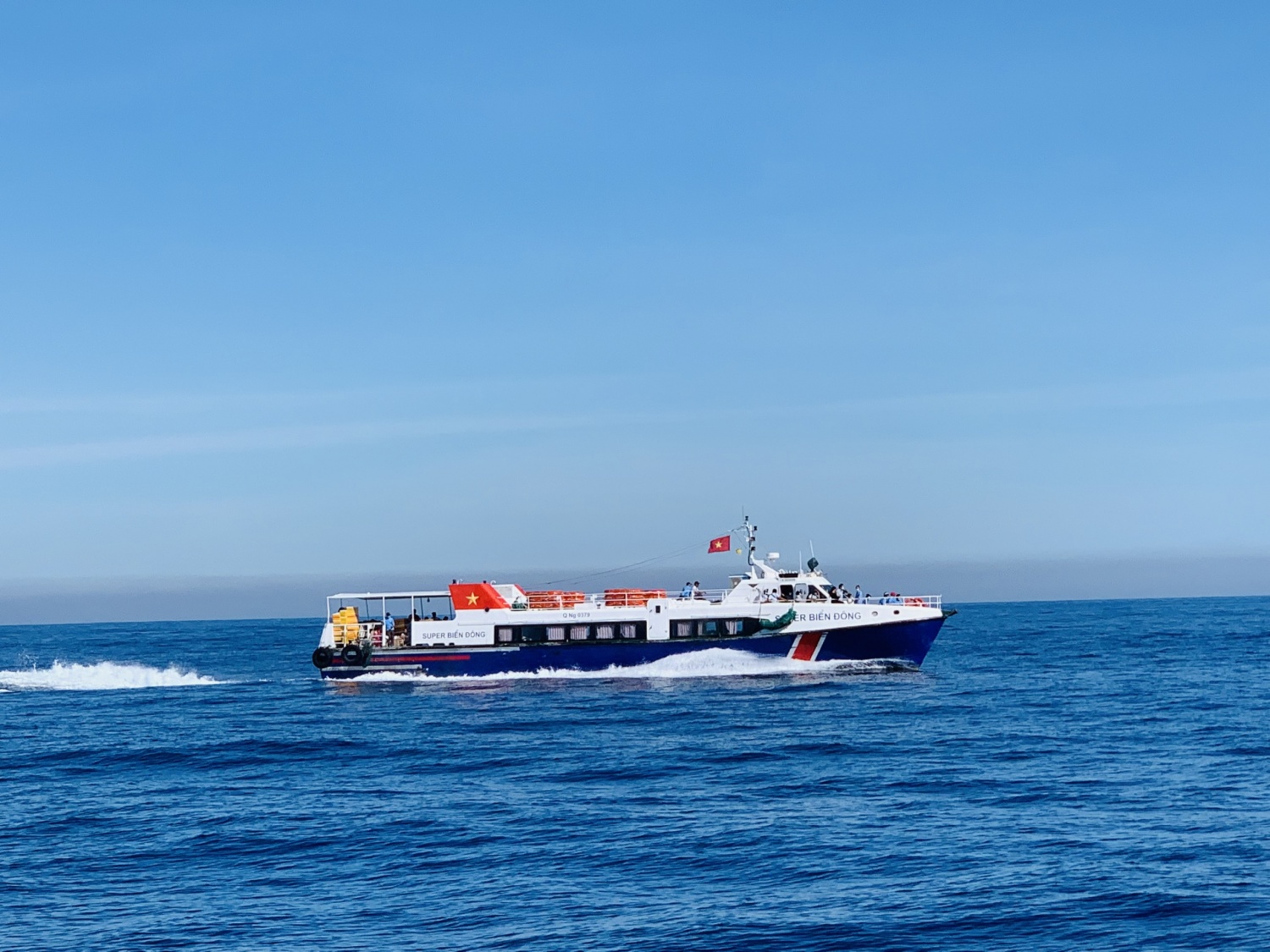 Quảng Ngãi: Giá vé tàu ra Lý Sơn tăng cao