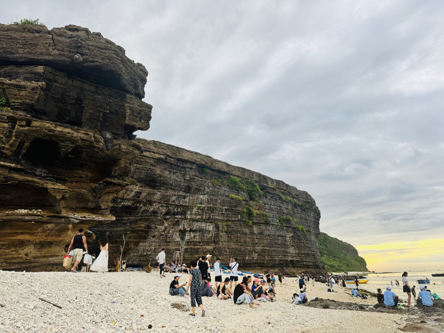 Quảng Ngãi: Giá vé tàu ra Lý Sơn tăng cao