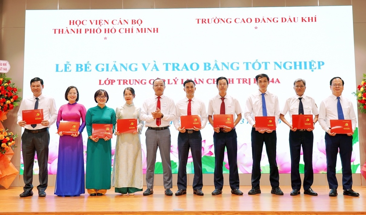 PV College và Học viện Cán bộ TP HCM phối hợp tổ chức bế giảng lớp Trung cấp Lý luận chính trị K144A