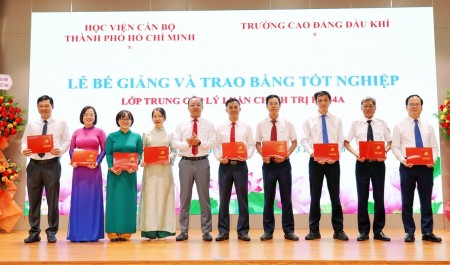 PV College và Học viện Cán bộ TP HCM phối hợp tổ chức bế giảng lớp Trung cấp Lý luận chính trị K144A