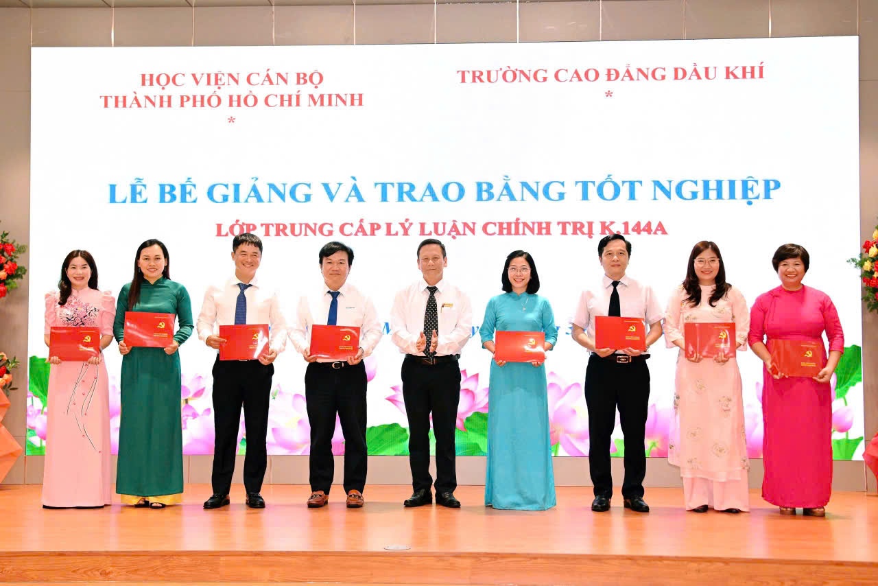 PV College và Học viện Cán bộ TP HCM phối hợp tổ chức bế giảng lớp Trung cấp Lý luận chính trị K144A