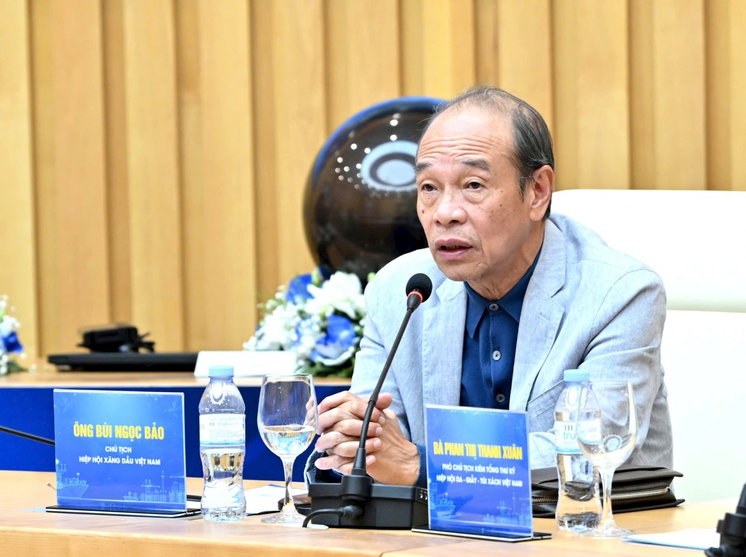 Đề xuất kéo dài thuế nhập khẩu xăng dầu 0% và bãi bỏ thuế kho ngoại quan cho các nhà thầu Đề xuất kéo dài thuế nhập khẩu xăng dầu 0% và bãi bỏ thuế kho ngoại quan cho các nhà thầu