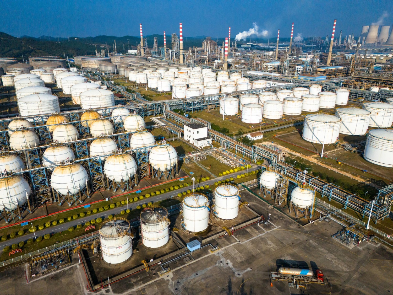 Hàng loạt quốc gia buộc giảm công suất lọc dầu