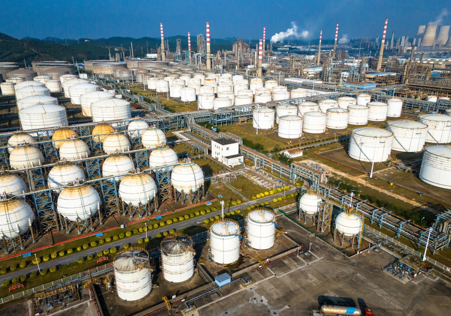 Hàng loạt quốc gia buộc giảm công suất lọc dầu