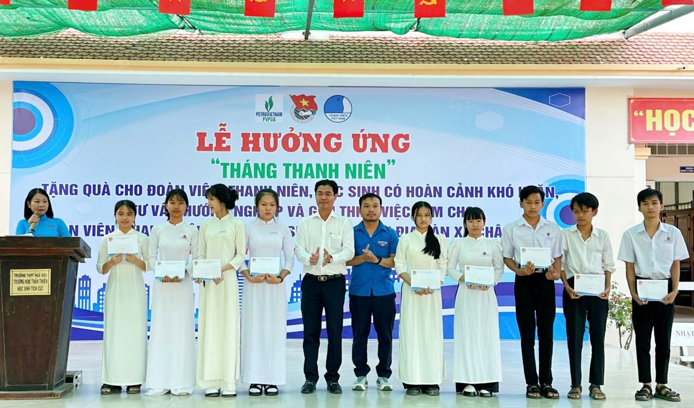 Tuổi trẻ NMNĐ Sông Hậu 1 đồng hành cùng học sinh khó khăn