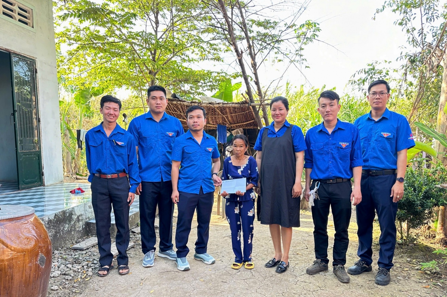 Tuổi trẻ NMNĐ Sông Hậu 1 đồng hành cùng học sinh khó khăn