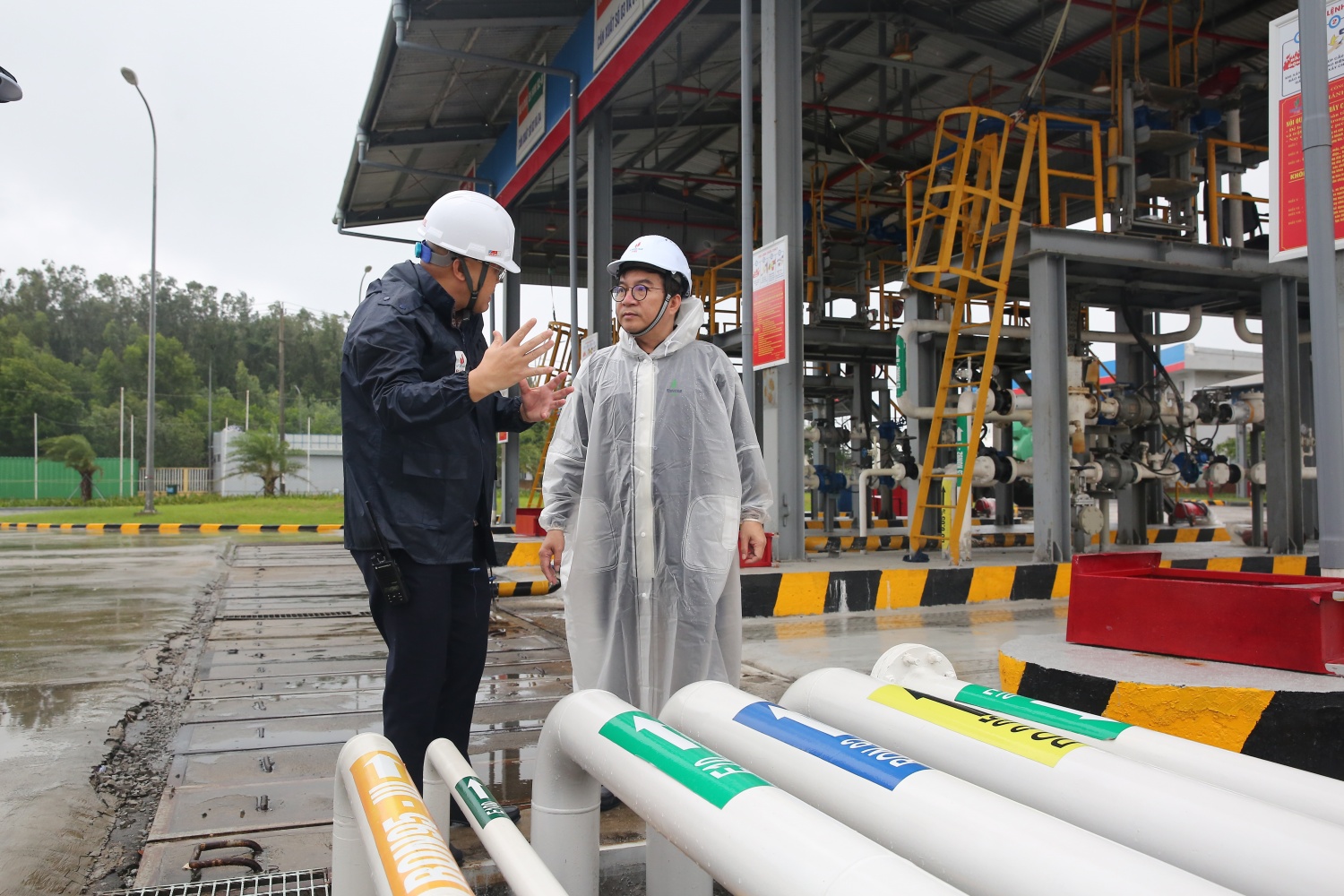 Tổng Giám đốc BSR Nguyễn Việt Thắng (áo mưa trắng) kiểm tra công tác phối hợp xuất bán sản phẩm xăng dầu tại kho Dung Quất trước khi bão số 13 đổ bộ đất liền (tháng 11/2025) Tổng Giám đốc BSR Nguyễn Việt Thắng (áo mưa trắng) kiểm tra công tác phối hợp xuất bán sản phẩm xăng dầu tại kho Dung Quất trước khi bão số 13 đổ bộ đất liền (tháng 11/2025)