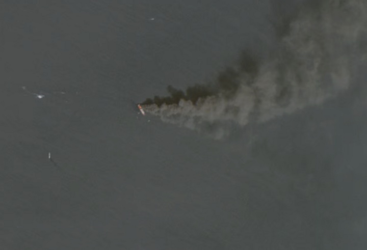 Một tàu chở hàng bốc cháy ở eo biển Hormuz