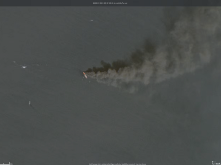 Tàu container bốc cháy ở eo biển Hormuz. 