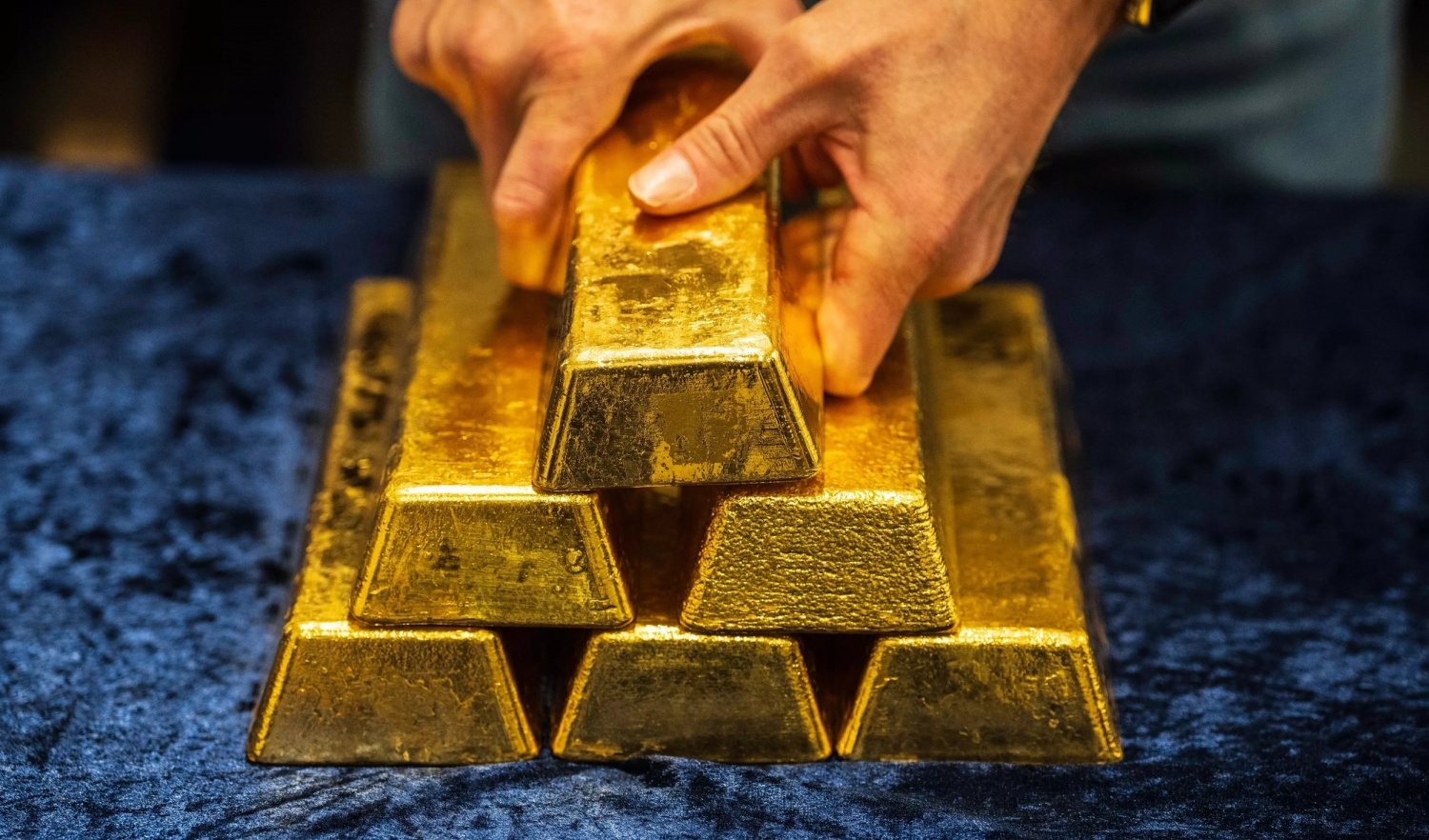 Giá vàng hôm nay 21/3: Trong nước bật tăng, thế giới giảm sâu gần 10% trong 1 tháng