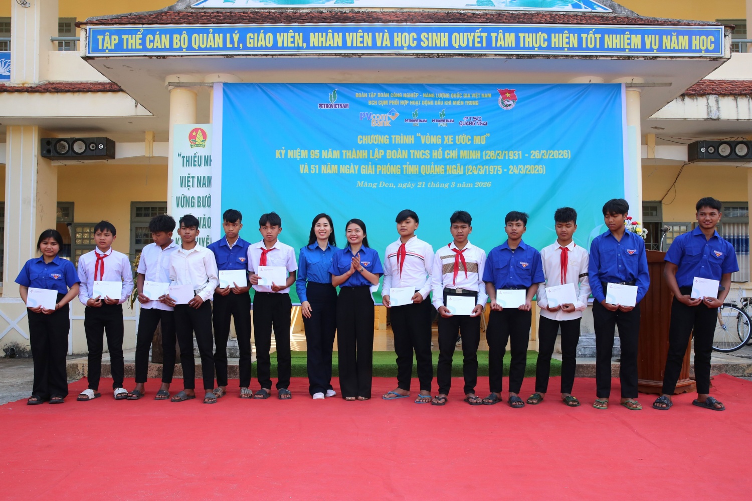 Cụm phối hợp Tuổi trẻ Petrovietnam miền Trung thực hiện nhiều chương trình ý nghĩa cho học sinh vùng cao Quảng Ngãi Cụm phối hợp Tuổi trẻ Petrovietnam miền Trung thực hiện nhiều chương trình ý nghĩa cho học sinh vùng cao Quảng Ngãi