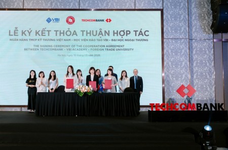 Techcombank ra mắt "Chương trình Kiến tạo Tư duy & Bản lĩnh Lãnh đạo cho thế hệ kế cận" và khởi động "Đấu trường AI Kinh doanh"