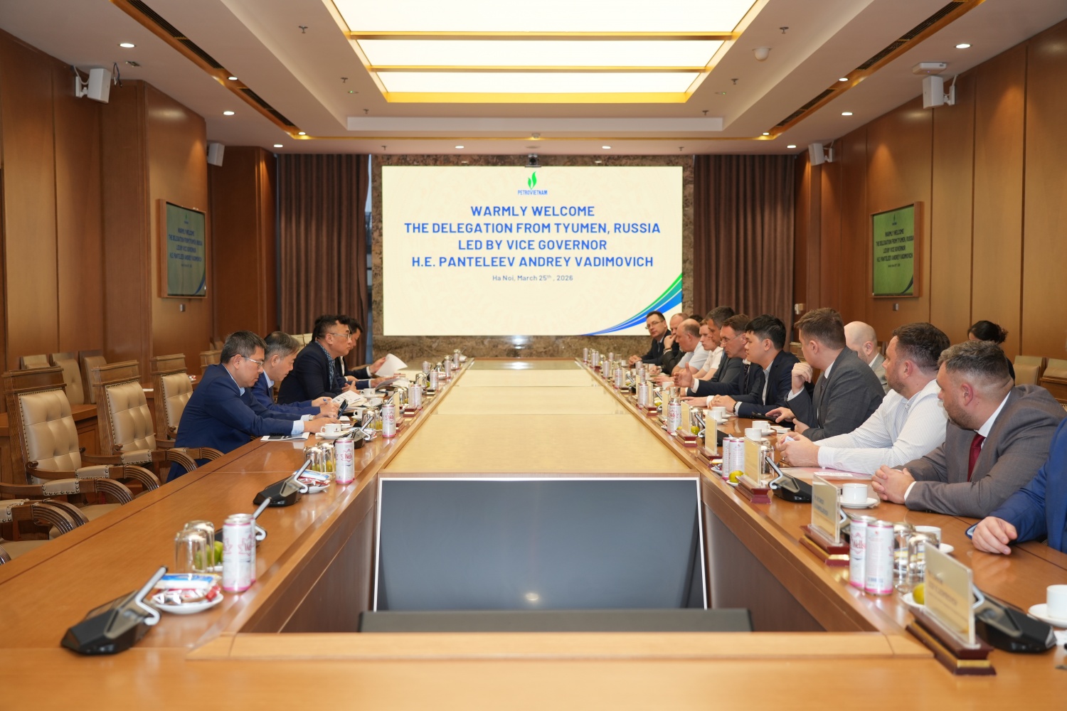 Toàn cảnh buổi làm việc giữa Petrovietnam và đoàn công tác tỉnh Tyumen, Liên bang Nga Toàn cảnh buổi làm việc giữa Petrovietnam và đoàn công tác tỉnh Tyumen, Liên bang Nga