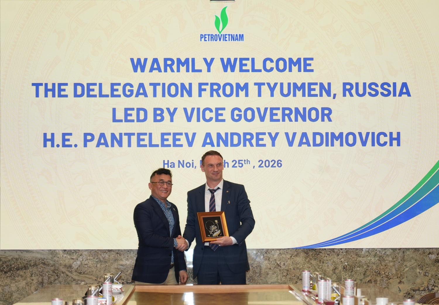 Phó Tổng Giám đốc Petrovietnam Phan Tử Giang trao tặng quà biểu trưng đến Phó Thống đốc tỉnh Tyumen Pantelev Andrey Vadimovich. Phó Tổng Giám đốc Petrovietnam Phan Tử Giang trao tặng quà biểu trưng đến Phó Thống đốc tỉnh Tyumen Pantelev Andrey Vadimovich.