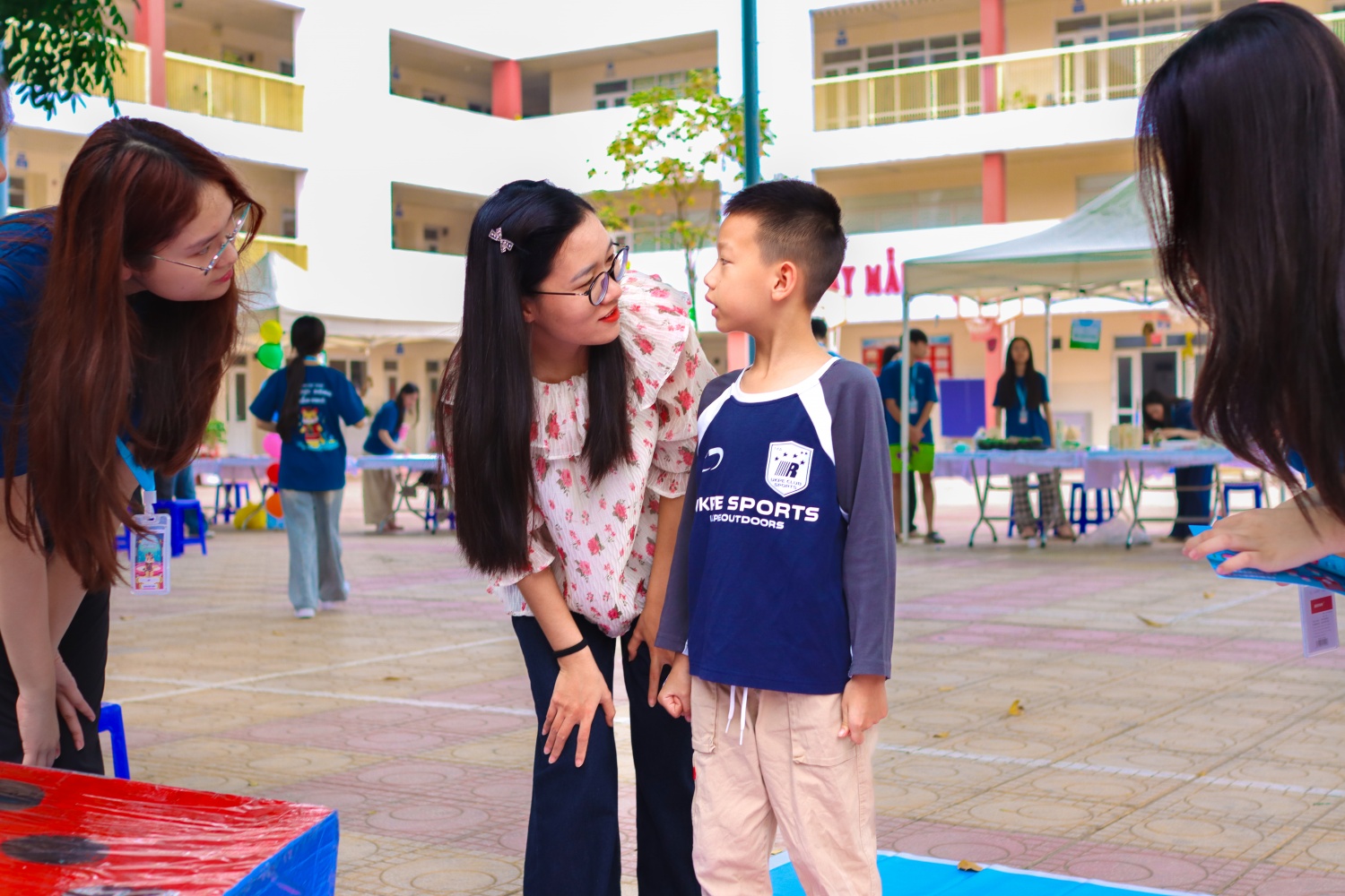 Những hoạt động trải nghiệm đầu tiên mang đến cho các em cơ hội trò chuyện, kết nối cùng cha mẹ, đồng thời tự tay tạo nên những sản phẩm