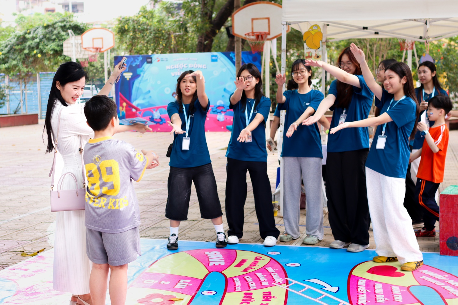 Scribbles’ Exhibition 2026 mở ra một không gian nơi các em nhỏ được tự do sẻ chia, tự do khám phá và lắng nghe thế giới theo cách rất riêng của mình.