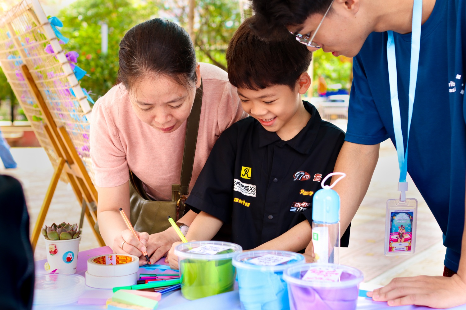 Các em nhỏ có cơ hội cất lên cảm xúc và những suy nghĩ non trẻ của mình về thế giới nhiệm màu đang mở ra quanh mình.