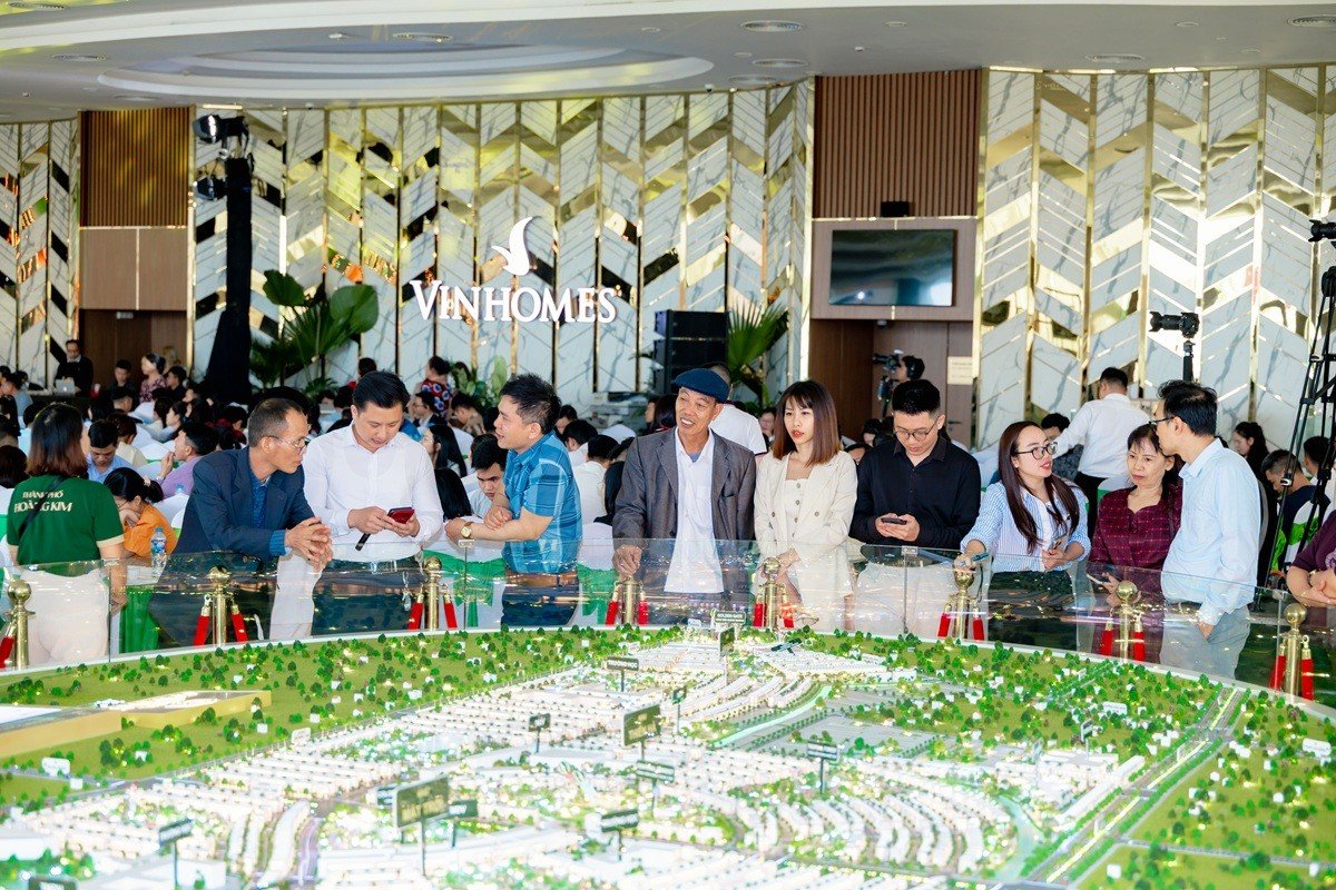 Từ ‘The X of Living’ đến ‘5 năm không lo lãi suất’: Khi trải nghiệm an cư gặp lời giải tài chính vững vàng 26-1774495525-vinfast-phu-xanh-vietbuild-2026-voi-dan-o-to-xe-may-dien-va-he-sinh-thai-nang-luong-xanh