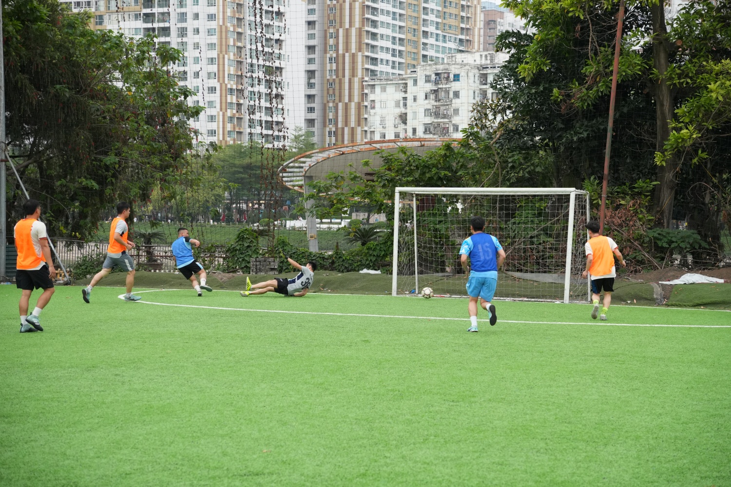 [Chùm ảnh] Sôi nổi giải bóng đá giao hữu Petrovietnam chào mừng 95 năm Ngày thành lập Đoàn