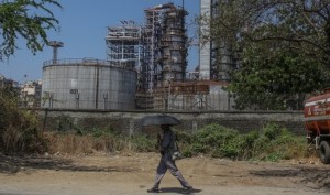 Ấn Độ bảo đảm nguồn cung dầu đủ dùng trong 60 ngày