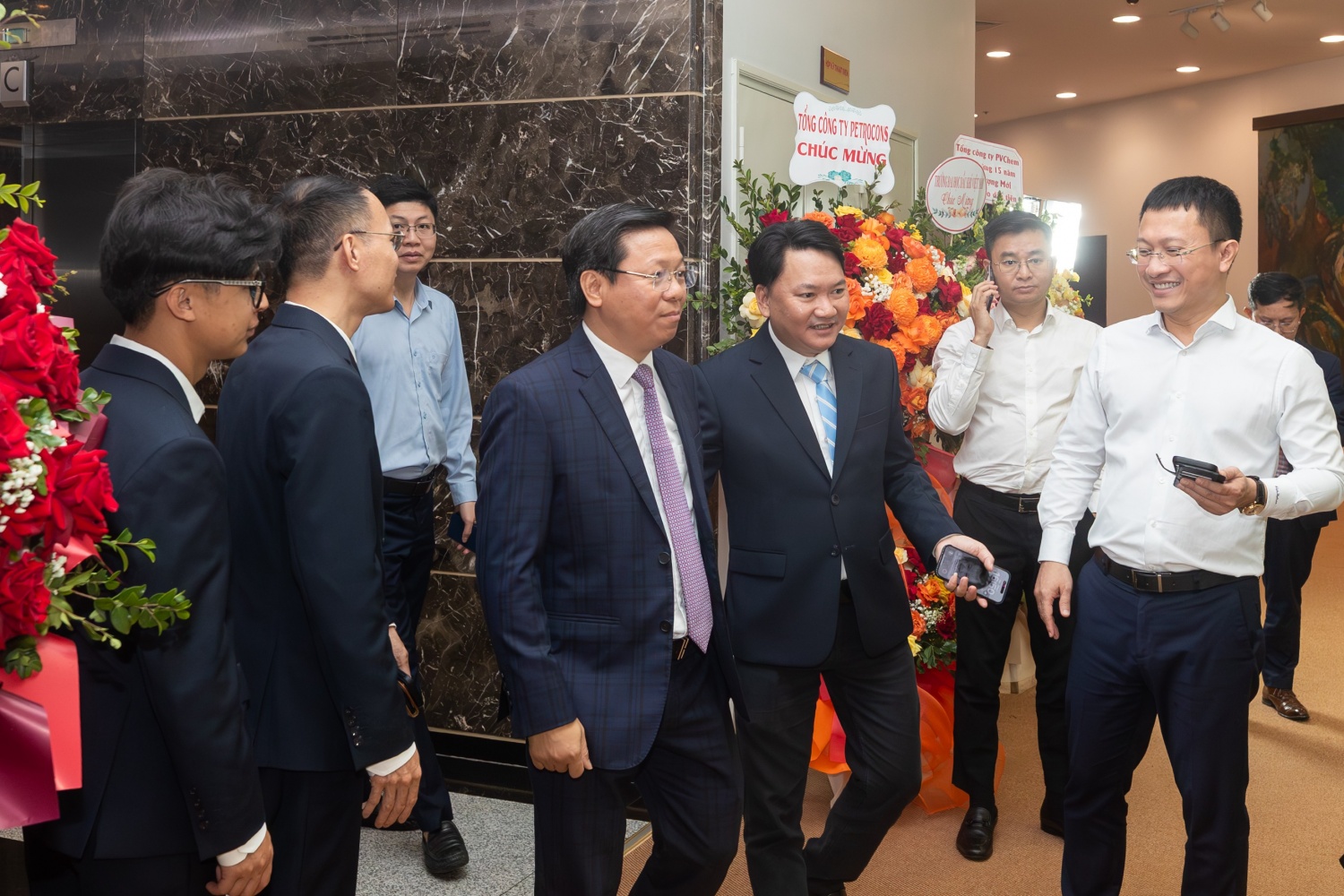 Tổng Biên tập Tạp chí Năng lượng Mới - PetroTimes Phạm Thuận Thiên chào mừng ông Trần Thanh Lâm - Ủy viên Trung ương Đảng, Phó Trưởng ban Tuyên giáo và Dân vận Trung ương và các đại biểu đến tham dự buổi lễ Tổng Biên tập Tạp chí Năng lượng Mới - PetroTimes Phạm Thuận Thiên chào mừng ông Trần Thanh Lâm - Ủy viên Trung ương Đảng, Phó Trưởng ban Tuyên giáo và Dân vận Trung ương và các đại biểu đến tham dự buổi lễ