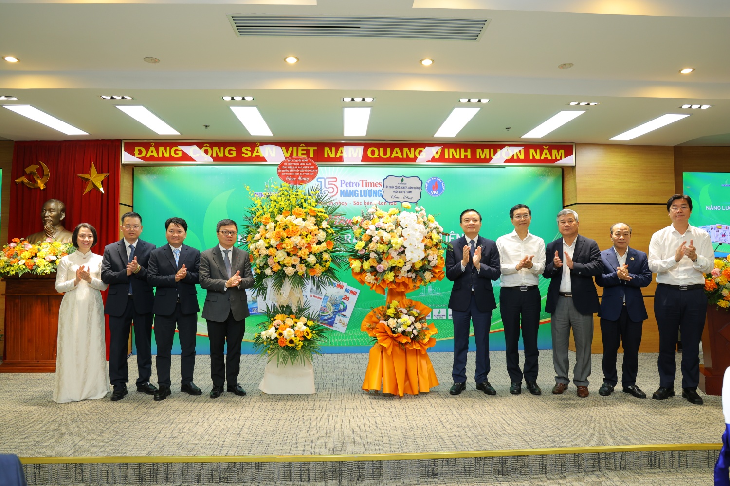 Ông Lê Quốc Minh - Ủy viên Trung ương Đảng, Phó trưởng Ban Tuyên giáo và Dân vận Trung ương, Chủ tịch Hội Nhà báo Việt Nam; ông Lê Ngọc Sơn - Bí thư Đảng ủy, Chủ tịch HĐTV Petrovietnam, cùng lãnh đạo Petrovietnam tặng hoa chúc mừng Tạp chí Năng lượng Mới - PetroTimes nhân kỷ niệm 15 năm ra số báo đầu tiên. Ông Lê Quốc Minh - Ủy viên Trung ương Đảng, Phó trưởng Ban Tuyên giáo và Dân vận Trung ương, Chủ tịch Hội Nhà báo Việt Nam; ông Lê Ngọc Sơn - Bí thư Đảng ủy, Chủ tịch HĐTV Petrovietnam, cùng lãnh đạo Petrovietnam tặng hoa chúc mừng Tạp chí Năng lượng Mới - PetroTimes nhân kỷ niệm 15 năm ra số báo đầu tiên.