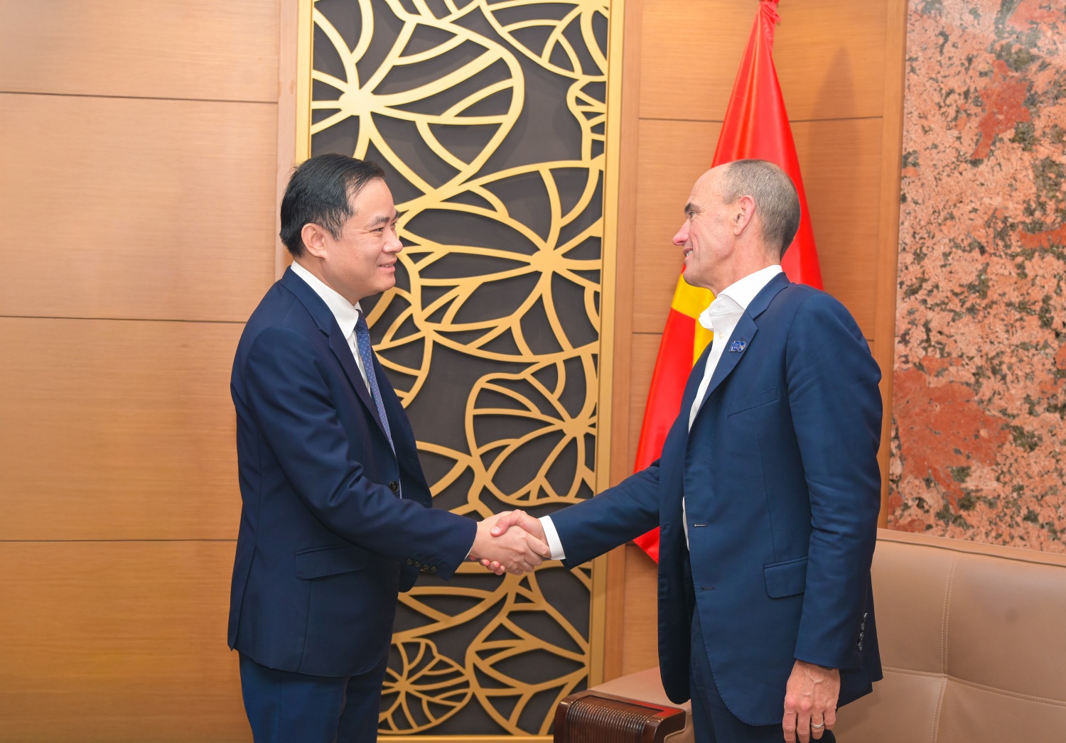 Đồng chí Lê Ngọc Sơn – Chủ tịch HĐTV Petrovietnam chào mừng ông Bob Sternfels – Giám đốc toàn cầu McKinsey đến thăm và làm việc tại Petrovietnam