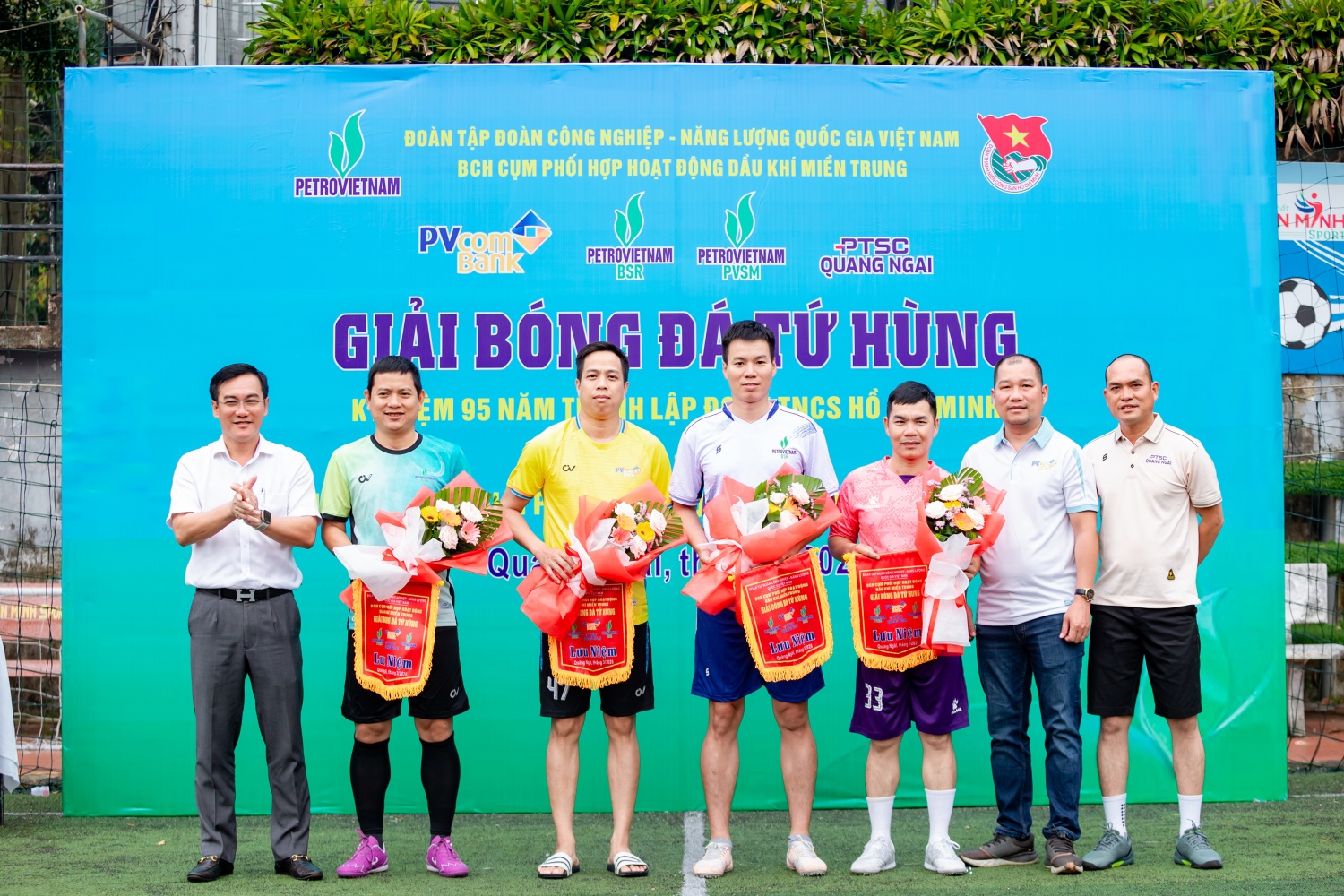 Nâng cao tinh thần đoàn kết tại Giải bóng đá Tứ Hùng Cụm hoạt động Đoàn Thanh niên Petrovietnam miền Trung Nâng cao tinh thần đoàn kết tại Giải bóng đá Tứ Hùng Cụm hoạt động Đoàn Thanh niên Petrovietnam miền Trung