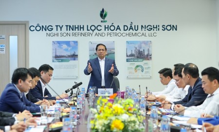 Thủ tướng làm việc tại Nhà máy Lọc hóa dầu Nghi Sơn và khảo sát địa điểm xây dựng kho dầu chiến lược