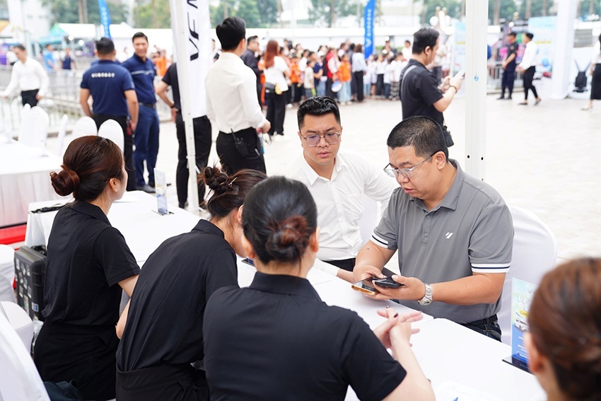 Rộng rãi, tiện nghi, lái sướng hơn xe xăng: VinFast VF MPV 7 ghi điểm tuyệt đối trong mắt khách hàng Việt Rộng rãi, tiện nghi, lái sướng hơn xe xăng: VinFast VF MPV 7 ghi điểm tuyệt đối trong mắt khách hàng Việt