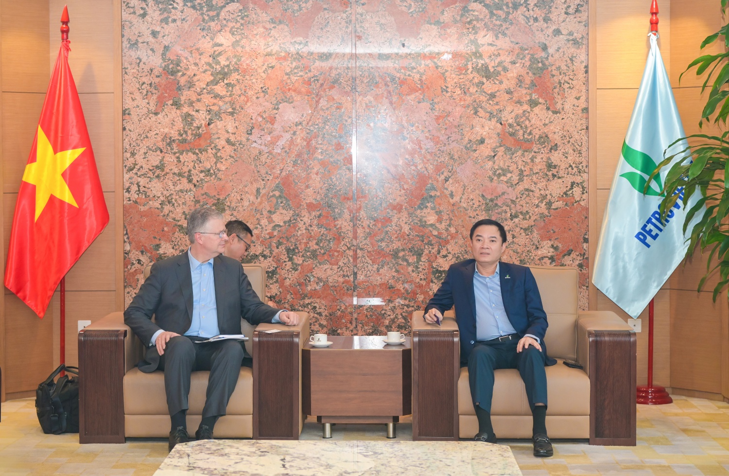 Chủ tịch HĐTV Petrovietnam Lê Ngọc Sơn trao đổi với ông Daniel Kritenbrink Chủ tịch HĐTV Petrovietnam Lê Ngọc Sơn trao đổi với ông Daniel Kritenbrink