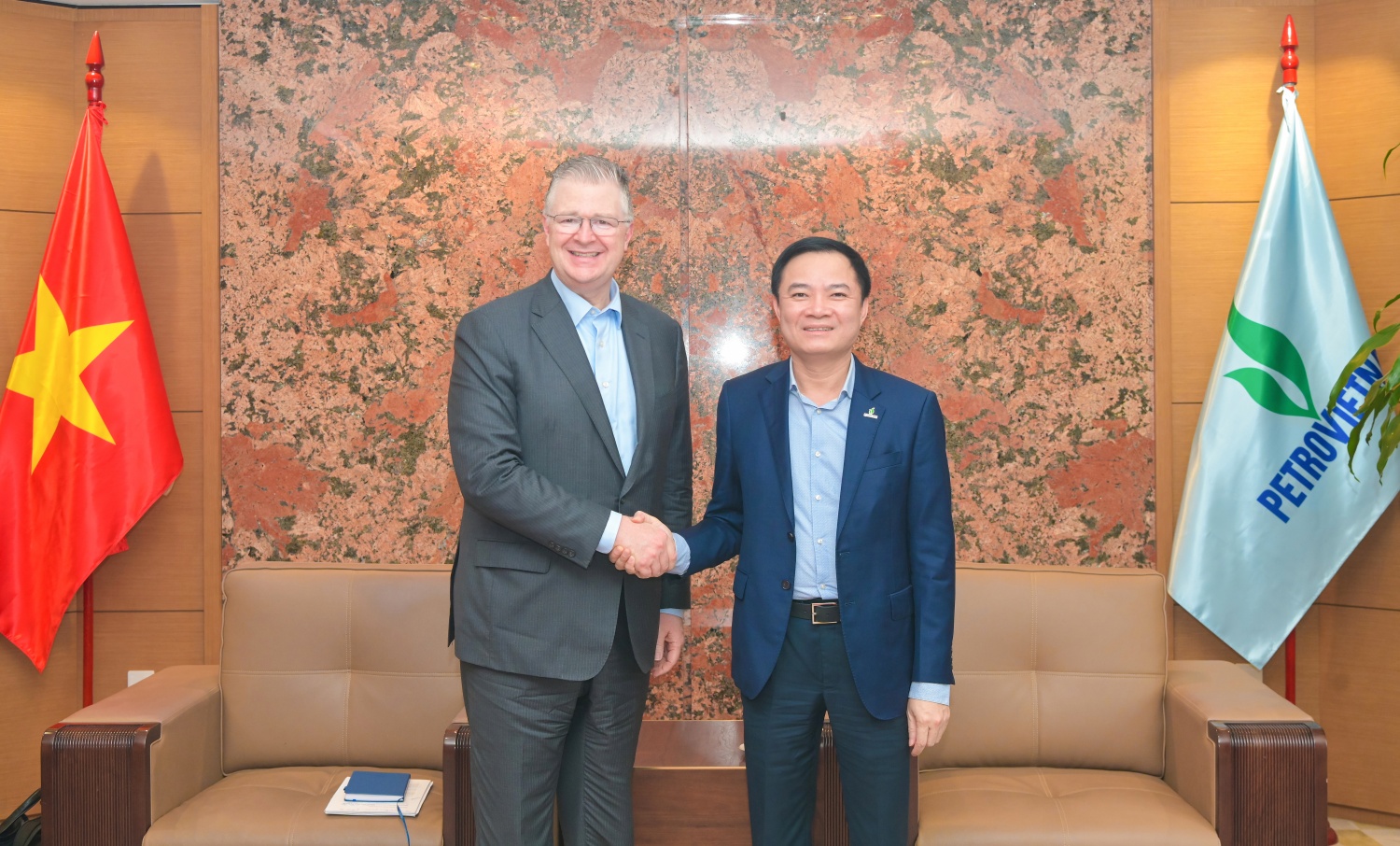 Chủ tịch HĐTV Petrovietnam Lê Ngọc Sơn chào mừng ông Daniel Kritenbrink - Ủy viên HĐQT The Asia Group đến thăm và làm việc tại Petrovietnam Chủ tịch HĐTV Petrovietnam Lê Ngọc Sơn chào mừng ông Daniel Kritenbrink - Ủy viên HĐQT The Asia Group đến thăm và làm việc tại Petrovietnam