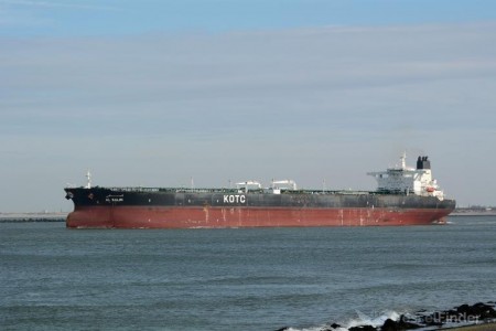 Tàu chở dầu khổng lồ của Kuwait bị tấn công