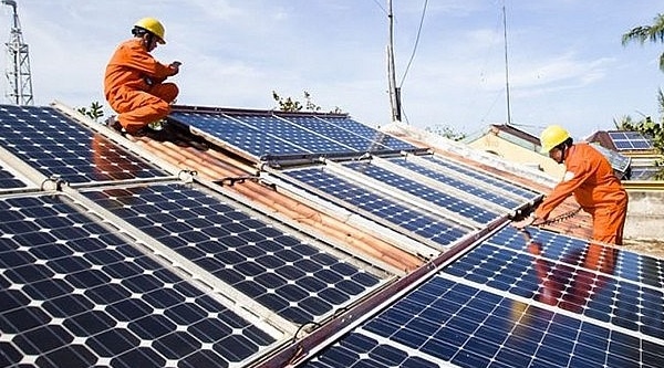 Thủ tướng yêu cầu đẩy mạnh tiết kiệm điện, phát triển điện mặt trời mái nhà