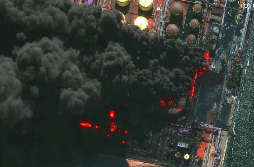 Hình ảnh vệ tinh cận hồng ngoại cho thấy khói bốc lên từ cảng Ust-Luga thuộc vùng Baltic của Nga sau một cuộc tấn công của Ukraine, tại Ust-Luga, tỉnh Leningrad, ngày 27 tháng 3 năm 2026. Hình ảnh vệ tinh cận hồng ngoại cho thấy khói bốc lên từ cảng Ust-Luga thuộc vùng Baltic của Nga sau một cuộc tấn công của Ukraine, tại Ust-Luga, tỉnh Leningrad, ngày 27 tháng 3 năm 2026.