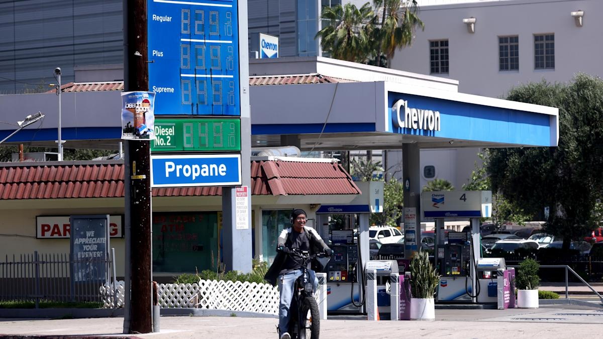 Giá nhiên liệu tăng cao, Chevron dọa rời khỏi California