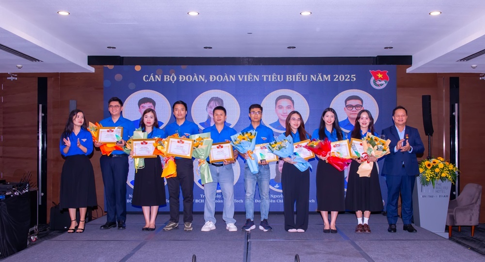 Đoàn Thanh niên Tổng công ty trao Kỷ niệm chương “Vì thế hệ trẻ” của Trung ương Đoàn cho Bí thư Đảng ủy - Chủ tịch HĐQT Mai Thế Toàn Đoàn Thanh niên Tổng công ty trao Kỷ niệm chương “Vì thế hệ trẻ” của Trung ương Đoàn cho Bí thư Đảng ủy - Chủ tịch HĐQT Mai Thế Toàn