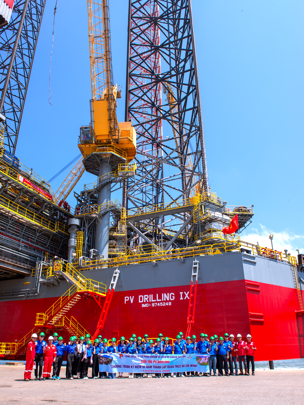 Đoàn Thanh niên tham quan giàn khoan PV DRILLING IX tại cảng hạ lưu PTSC Đoàn Thanh niên tham quan giàn khoan PV DRILLING IX tại cảng hạ lưu PTSC