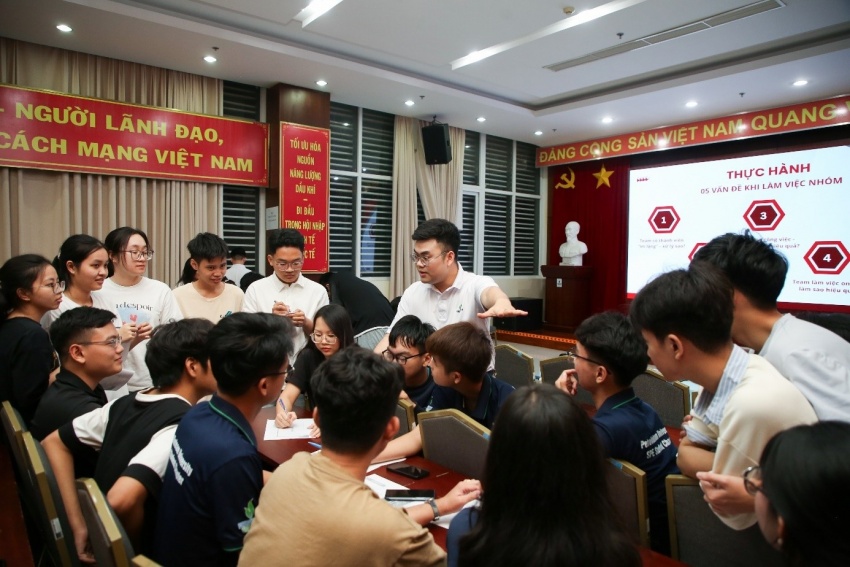 Sinh viên PVU rèn luyện kỹ năng thực chiến cùng các “Lãnh đạo tương lai Petrovietnam” Sinh viên PVU rèn luyện kỹ năng thực chiến qua hội thảo chuyên đề về kỹ năng mềm