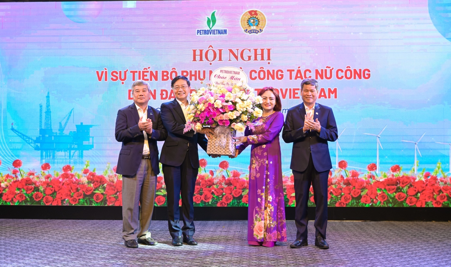 Đồng chí Huỳnh Thanh Xuân, Phó Chủ tịch Tổng Liên đoàn Lao động Việt Nam; đồng chí Trần Quang Dũng, Phó Bí thư thường trực Đảng ủy Petrovietnam; đồng chí Đỗ Chí Thanh, Phó Tổng Giám đốc, Trưởng ban Vì sự tiến bộ phụ nữ Petrovietnam tặng hoa tri ân các nữ 