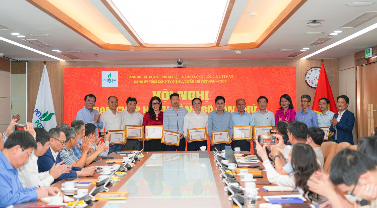 PV Power trao Huy hiệu 30 năm tuổi Đảng và khen thưởng tập thể, cá nhân tiêu biểu