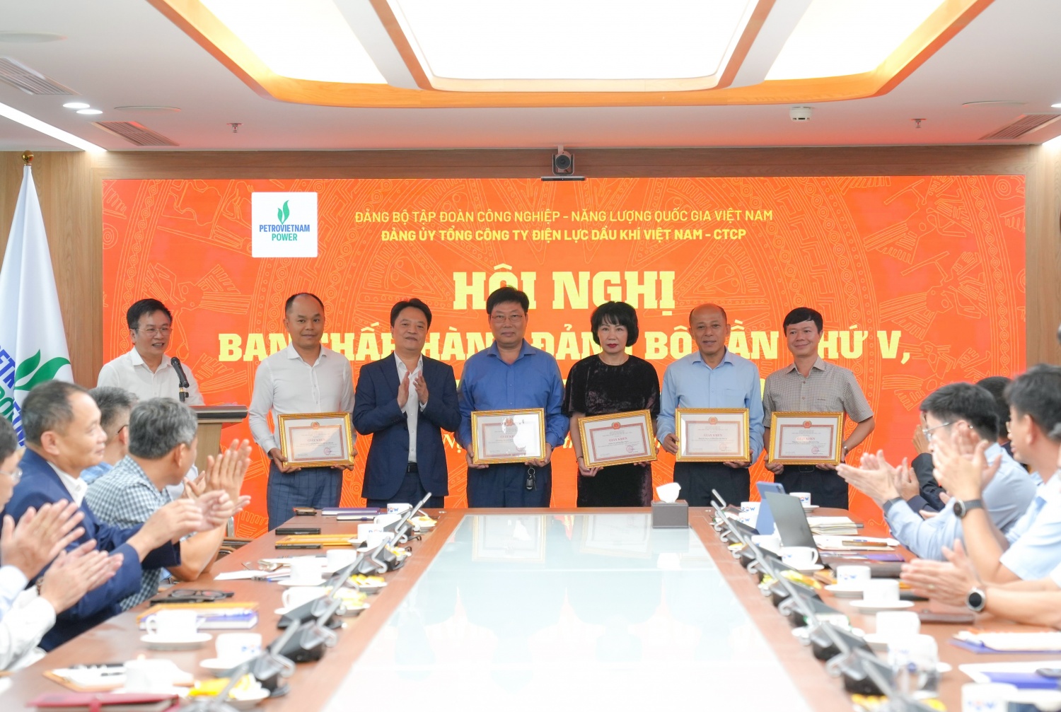 PV Power trao Huy hiệu 30 năm tuổi Đảng và khen thưởng tập thể, cá nhân tiêu biểu