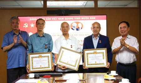 Chi bộ Cơ quan VPA tổ chức trao huy hiệu 30, 40, 45 năm tuổi Đảng cho các đảng viên